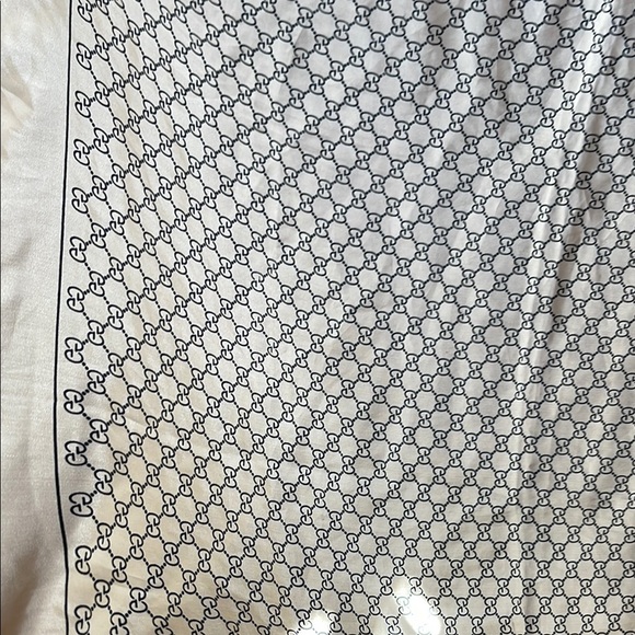 Chic Cream and Black Geometric Scarf - Picture 5 of 8